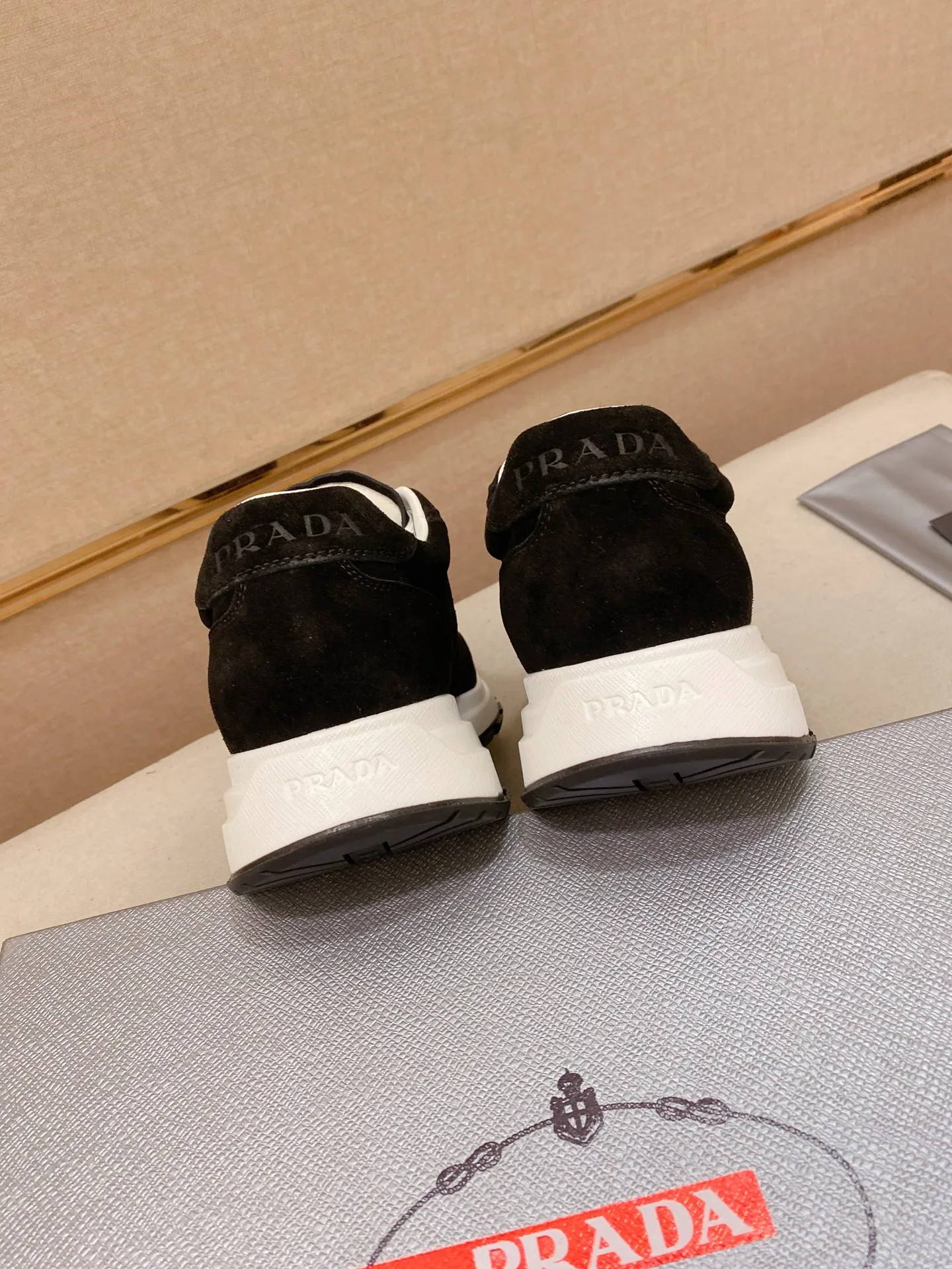 Men's shoes 💰 580💰 ✔️✔️✔️High version High-quality new PRADA counters are launched simultaneously. The new men's shoes and 😘fabric are selected suede cowhide and are made by pure handicrafts. Lining: Full cowhide lining. 👍🏿 High-end ☄️ air-cushion molded anti-slip rubber outsole, exquisite lines, simple and elegant, comfortable and high-end for leisure travel. Code number: 38 to 44